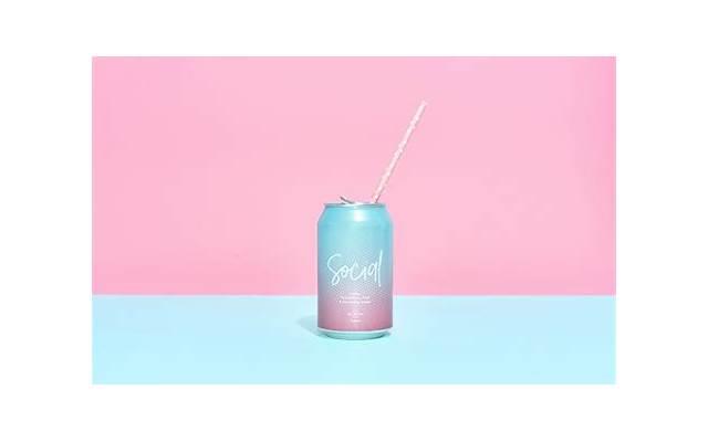 每次接吻男生都伸舌头？男生每次见面都接吻正常吗