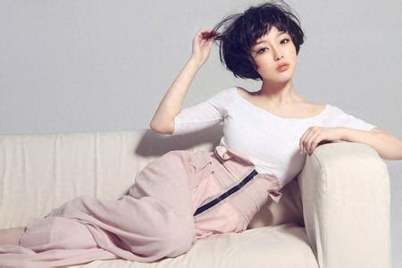 镜头下小范冰冰王洁曦葬礼，死因凄惨让人心痛，张含韵朱一龙悼念