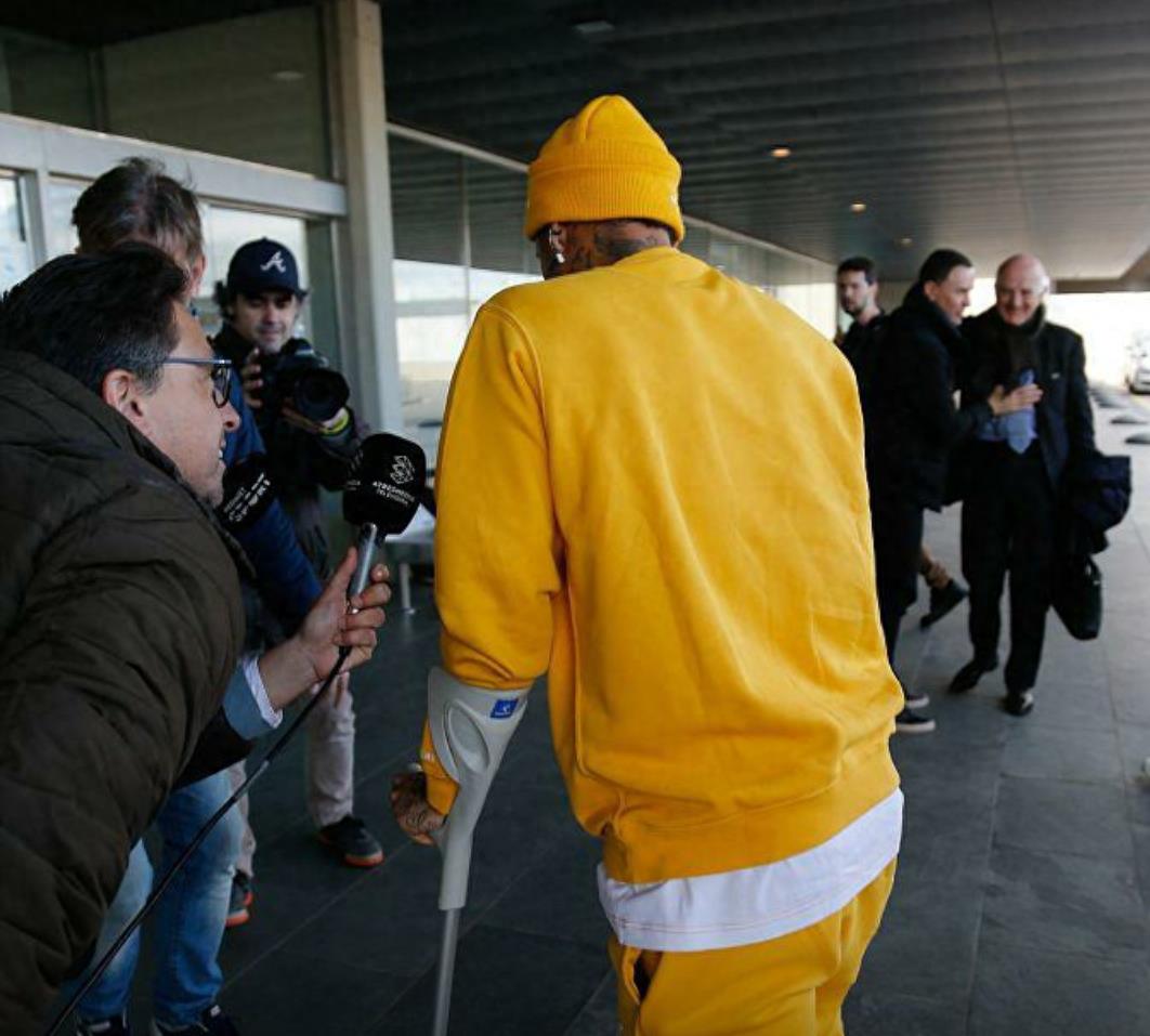 球星内马尔手持拐杖现身巴塞罗那机场，祝内马尔早日康复