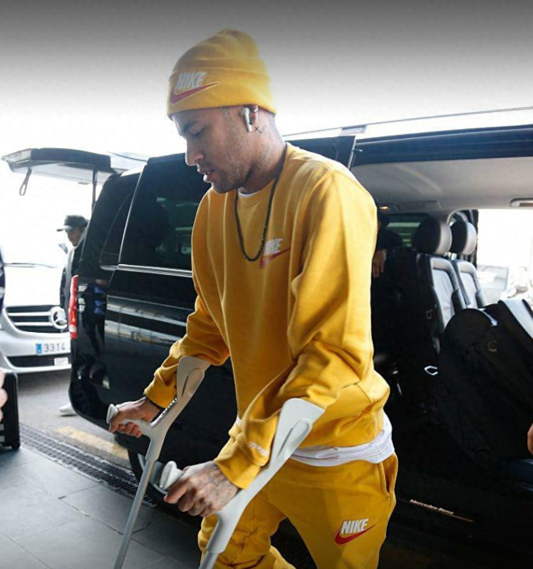 球星内马尔手持拐杖现身巴塞罗那机场，祝内马尔早日康复