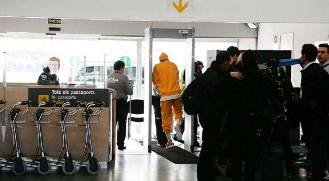 球星内马尔手持拐杖现身巴塞罗那机场，祝内马尔早日康复