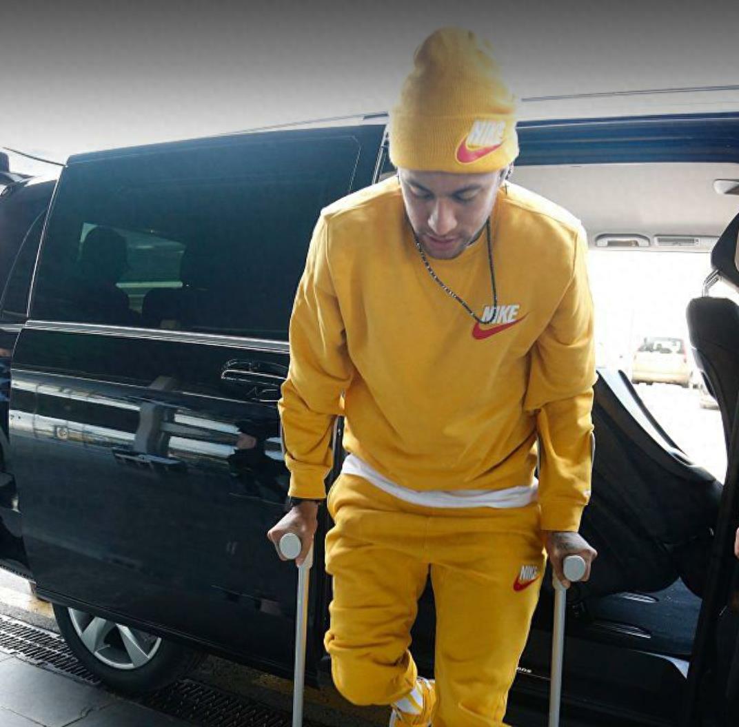 球星内马尔手持拐杖现身巴塞罗那机场，祝内马尔早日康复