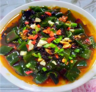 ​斑鸠树叶豆腐制作方法，远见做绿色观音豆腐鲜嫩爽滑