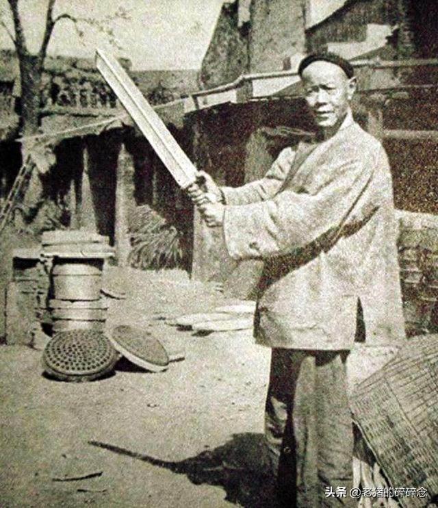 直击清末刑场，图1是刽子手，图3正在吃上路饭，图4是枭首示众