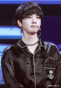 ​华晨宇怼脸拍素颜曝光，脸上痘坑痘印众多皮肤状态极差