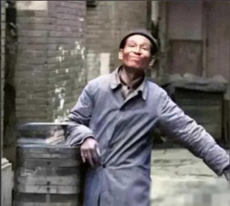 ​鲁迅先生之子周海婴拍摄的一张照片，背景是1949年春 上海霞