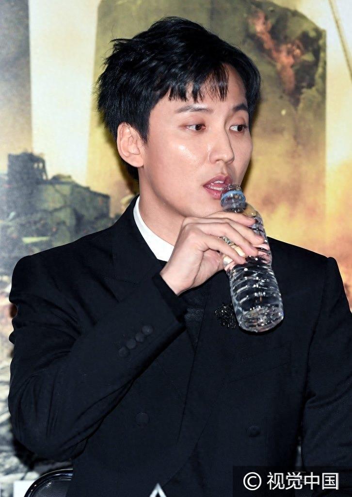 金南佶帅气现身《潘多拉》试映会 文晶熙绿色蕾丝裙端庄优雅