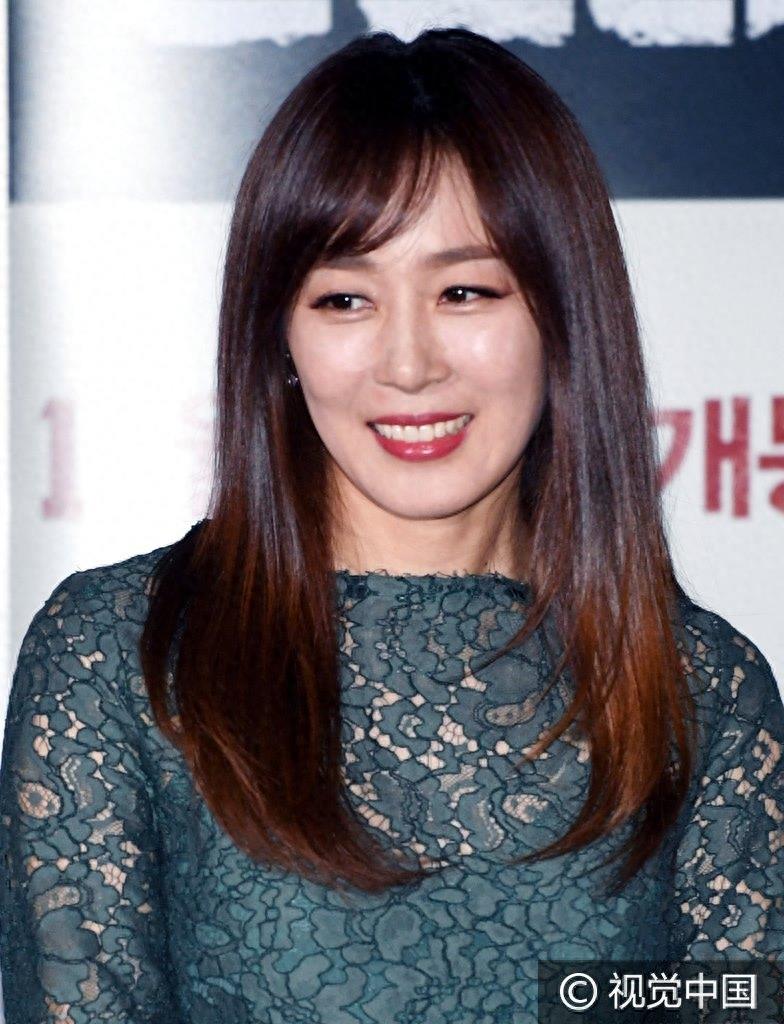 金南佶帅气现身《潘多拉》试映会 文晶熙绿色蕾丝裙端庄优雅