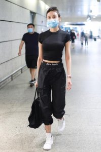 ​身高175的张蓝心，紧身露脐T恤+运动裤，造型模特范十足