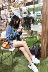 ​64岁李琦近况曝光，生病住院气色差，情绪低落，28岁养女肤白貌美