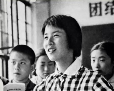 ​47年前，那个轰动一时的反潮流小英雄黄帅，后来她过得怎样？