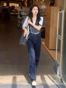 ​牛仔裤搭配什么样的上衣