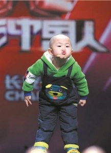 ​5岁上春晚走红的“小光头”，与刘晓庆飙戏碾压对方，如今怎样了