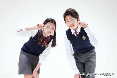 ​男生拍照摆姿