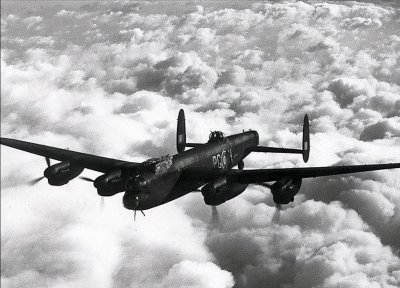 ​“兰开斯特”重型轰炸机，二战中唯一可挂载10吨炸弹的轰炸机