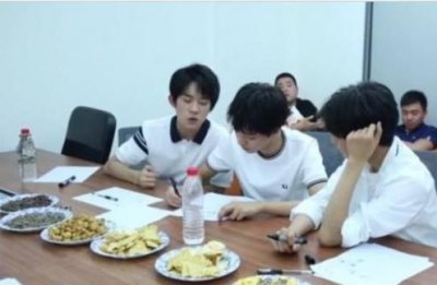 ​TFBOYS与他们的三个助理私底下是这样玩的