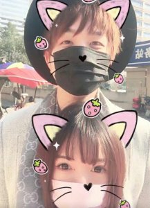 ​卡卡晒与小漠合照姿势越界，网友总结：尺寸不明但腰不行