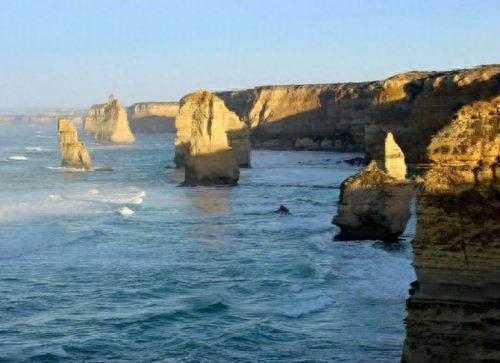 一组穿出南大洋水面巍然耸立的巨型岩石——十二使徒岩