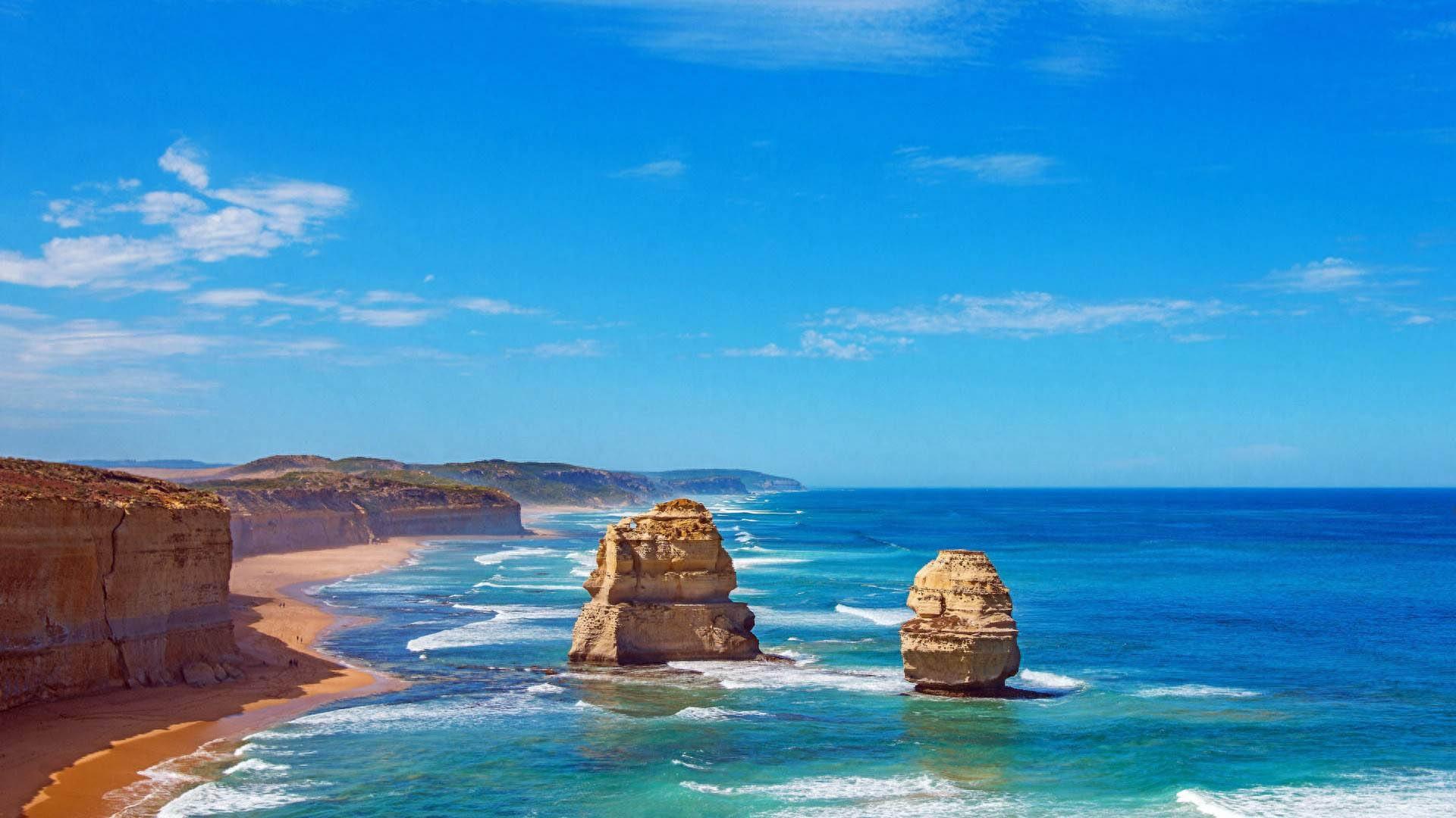 一组穿出南大洋水面巍然耸立的巨型岩石——十二使徒岩