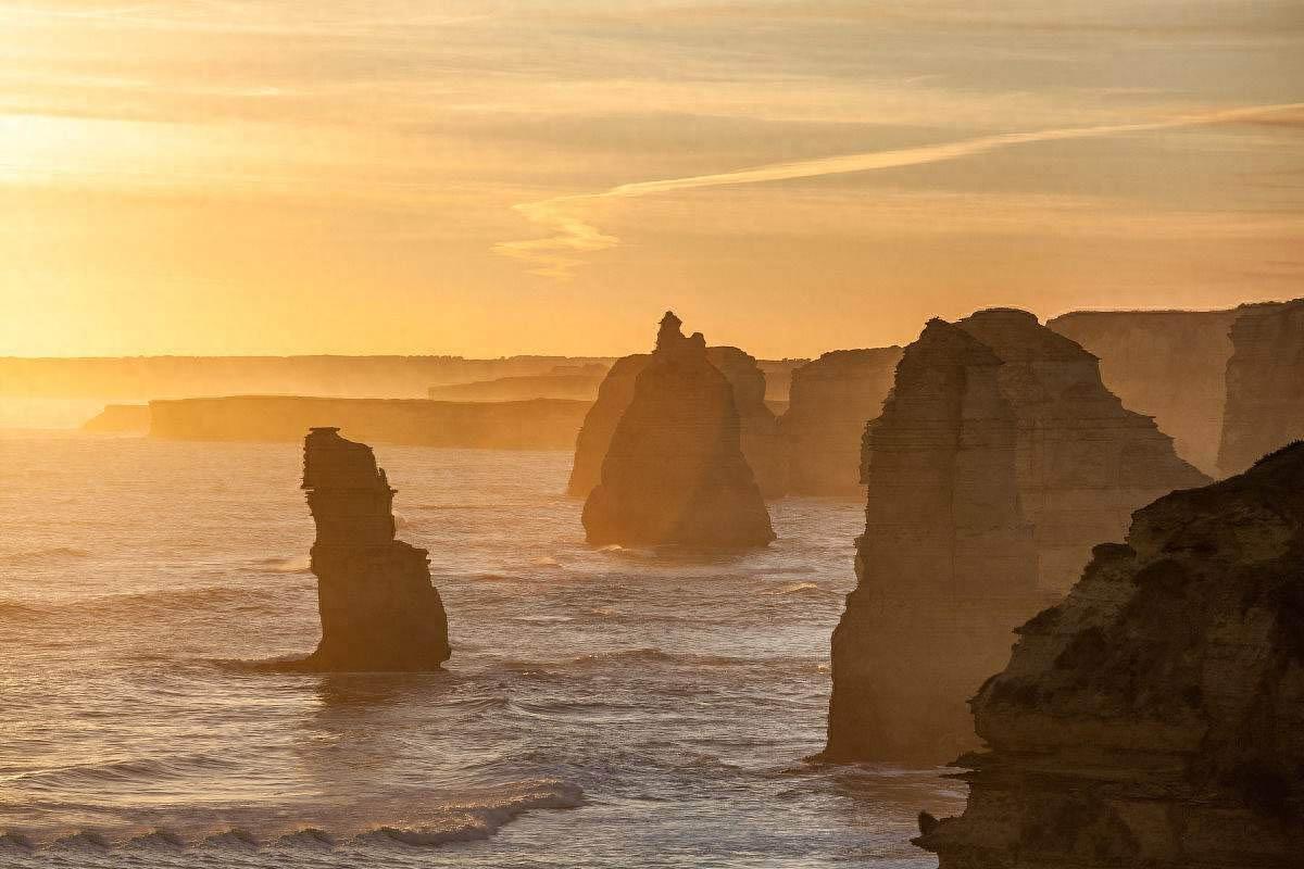 一组穿出南大洋水面巍然耸立的巨型岩石——十二使徒岩