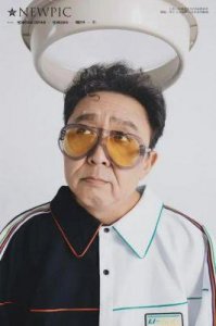 ​55岁于谦与友聚会显幽默，皱纹满面似苍老