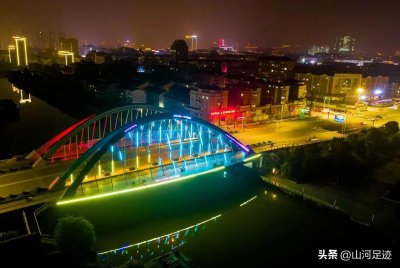 ​西濒长江，黄桥战役的发生地，内有全国最大的二氧化碳气田