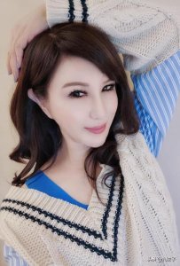 ​“双性人”利菁：销售奇才，12年变脸7次，嫁小14岁老公也幸福