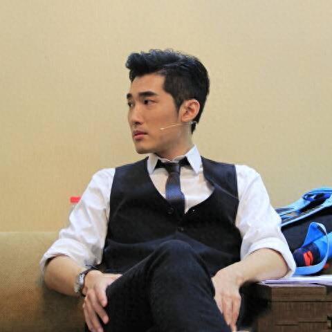 《欢乐颂》里被人大骂的白主管，竟是儒雅的学霸教师