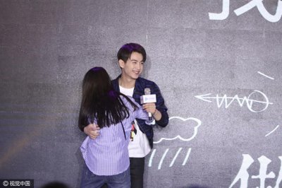 ​心疼！跪地为粉丝压腿还遭熊抱 陈晓身体有恙超敬业