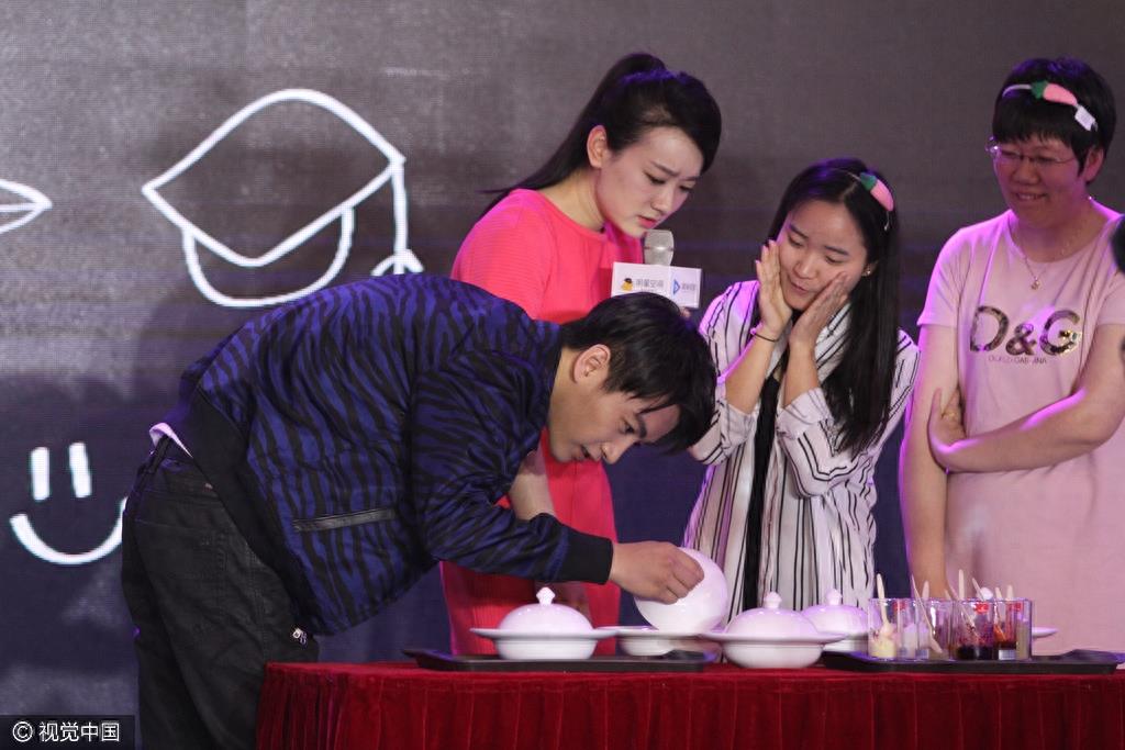 心疼！跪地为粉丝压腿还遭熊抱 陈晓身体有恙超敬业