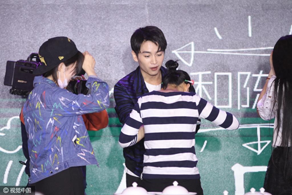 心疼！跪地为粉丝压腿还遭熊抱 陈晓身体有恙超敬业