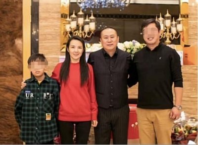 ​央视管彤近况曝光，土豪老公送20万惊喜，庆祝结婚10周年