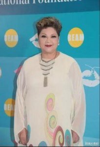 ​香港乐坛顶级女歌手，李龙基曾1个月收入购房，驾驶名车忙碌奔波