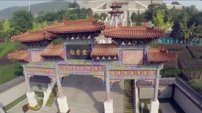 ​宝鸡有个金台观，离天只有三尺三，群山环抱，山峦叠嶂，风景如画