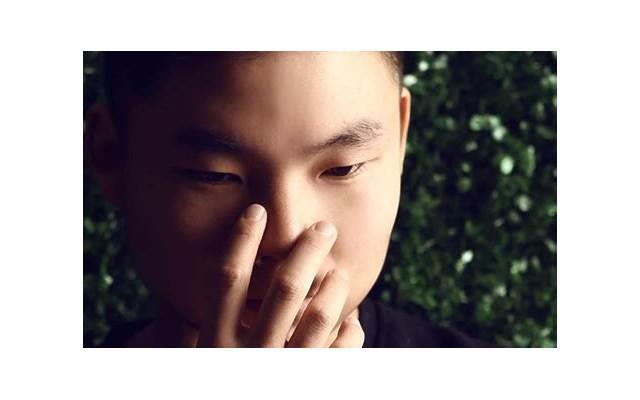 闹大了！深圳业主训斥保安上班打游戏反被告：他哪来的优越感？