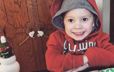 ​这个表情包男孩以假笑出名，他叫Gavin Thomas!