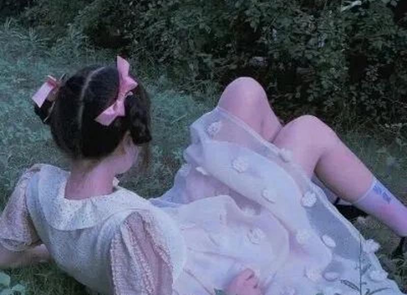 一女子，挽着男闺蜜的手臂，告诉正在喝酒的丈夫他们要去酒吧喝酒