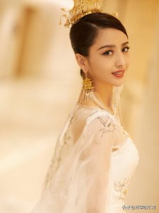 ​佟丽娅性感起来不得了，穿连衣裙配红唇十足撩人，颜值身材全在线