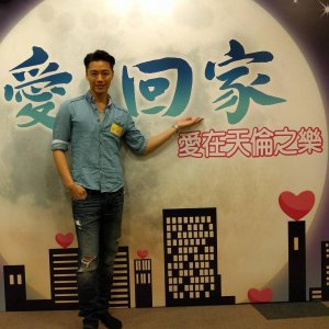 ​曾获TVB力捧小生离巢，《爱回家2》为代表作，直言TVB僧多饭少