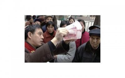 ​女子坐在路边等男友来接，喝完半箱啤酒，男友还是没有到