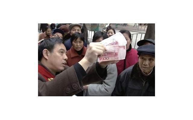 女子坐在路边等男友来接，喝完半箱啤酒，男友还是没有到