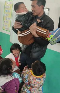 ​河南周口80后校长满头白发，借款14万至今还未还清