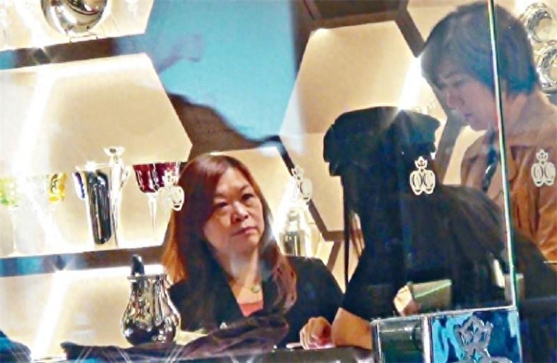 杨颖现身，挺大肚子身体暴瘦，网友：孕肚都快掉下来了，要生了