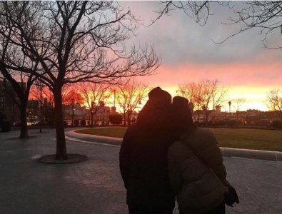 ​余文乐疑似承认新恋情ins晒相拥照：未来是光明的