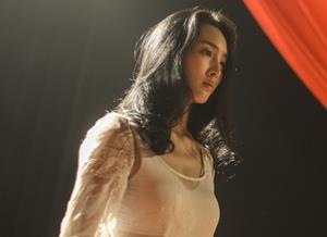 她是“校花女神”，名叫夏天，曾和孙红雷周冬雨主演《少年班》