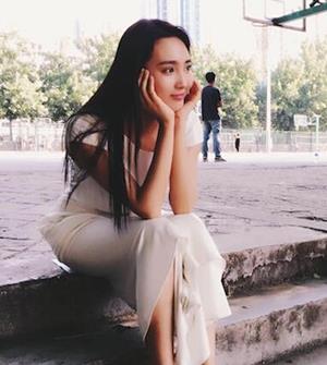 她是“校花女神”，名叫夏天，曾和孙红雷周冬雨主演《少年班》