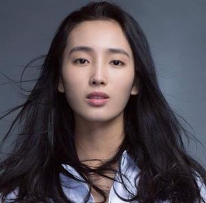 她是“校花女神”，名叫夏天，曾和孙红雷周冬雨主演《少年班》