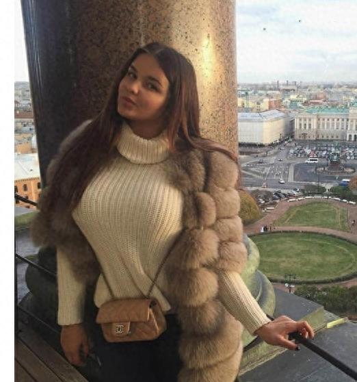 超模“阿纳斯塔西娅”珍藏照片曝光，网友说，微胖的女孩就是美