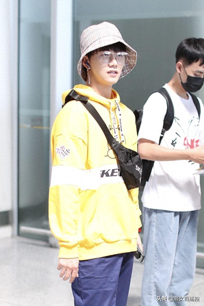 陆思恒简约穿搭尽显清新帅气，斜挎背包时髦范满屏