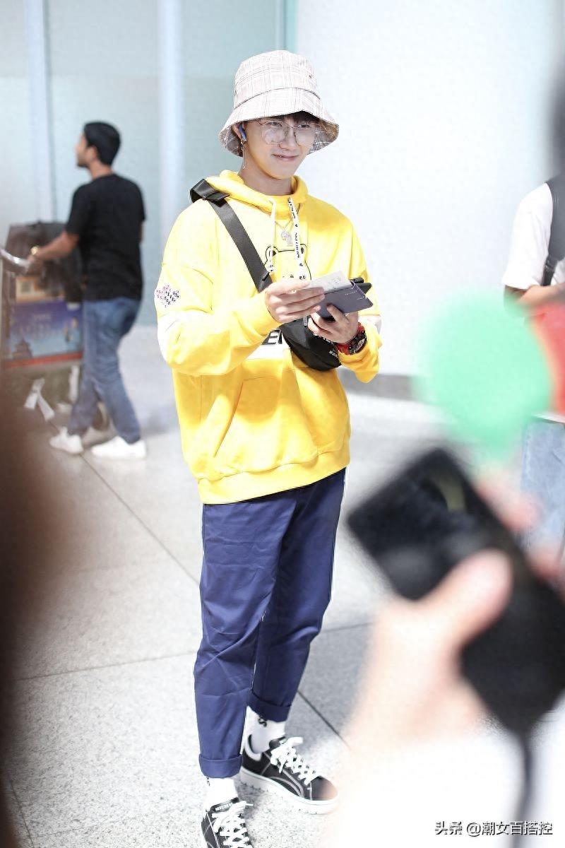 陆思恒简约穿搭尽显清新帅气，斜挎背包时髦范满屏